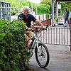 Da taucht einer unvermittelt hinter der Hecke auf: Karl-Heinz Störk, Vorsitzender der ADFC-Ortsgruppe Radolfzell demonstriert die ...