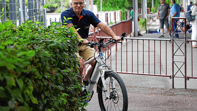 Da taucht einer unvermittelt hinter der Hecke auf: Karl-Heinz Störk, Vorsitzender der ADFC-Ortsgruppe Radolfzell demonstriert die ...