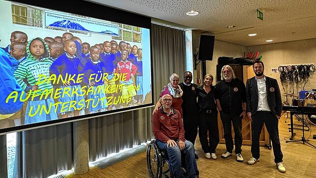 Pater Aidan aus Tansania besuchte die Robert-Schumann-Realschule in Waldshut-Tiengen. Von links: Günther Schulz (IG Eine Welt Albbruck), ...