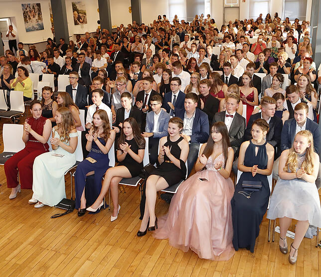 Stehen beim Realschulabschlussball im Mittelpunkt, die 64 Absolventen des Jahrganges 2019. Bild: Roger Müller