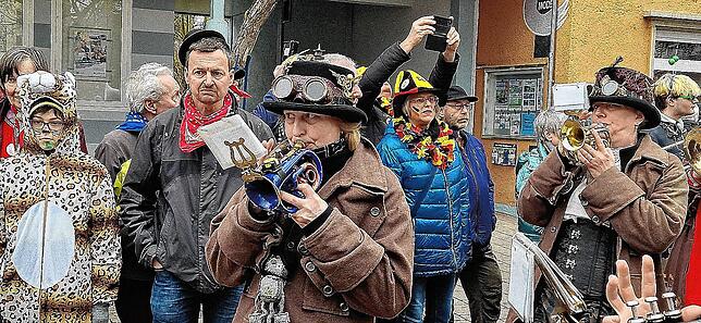 Bild 2: Der Montagsumzug in Bad Dürrheim setzt den gutgelaunten Punkt unter die diesjährige Fasnet &ndash; Teil 2
