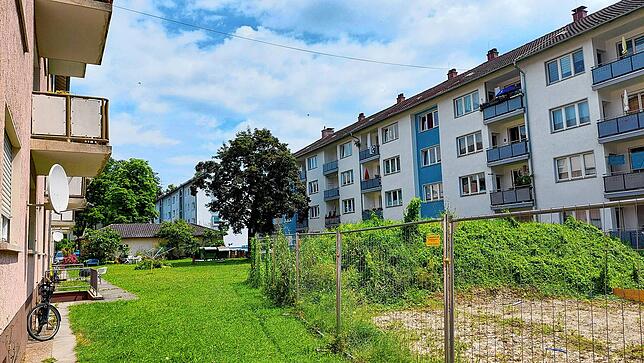 Diese beiden Häuserzeilen in Aprikosenfarbe und Blau-Weiß sowie ein weiterer Riegel werden bald abgerissen, damit in Petershausen ein ...