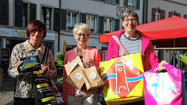 Bei der Aktion „Willkommen im Waldshuter Frühling“ verschenkt der W+F Kräuter in kleinen Tütchen und verkauft die selbstgenähten Taschen ...