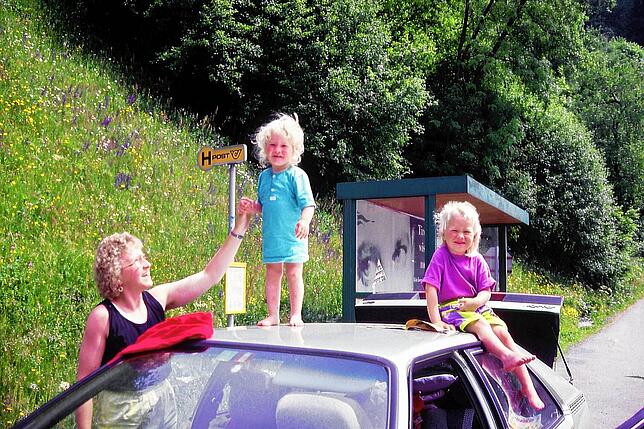Birgit Wörner mit den beiden Kindern Sabrina und Marco mit dem Audi im Frühjahr 1991 in der Nähe vom Arlberg.