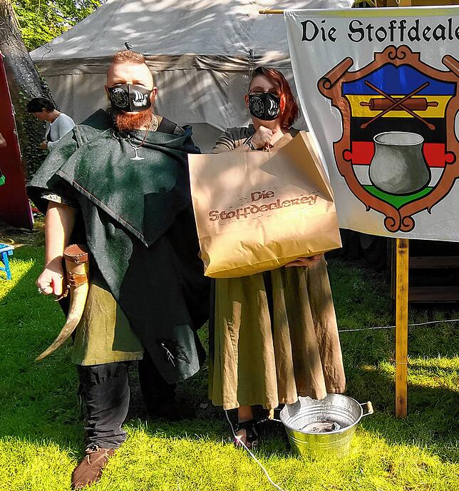 Stefan Sembowski präsentiert sich stilecht auf einem Mittelaltermarkt mit Maske des Villinger Allerley Stores.
