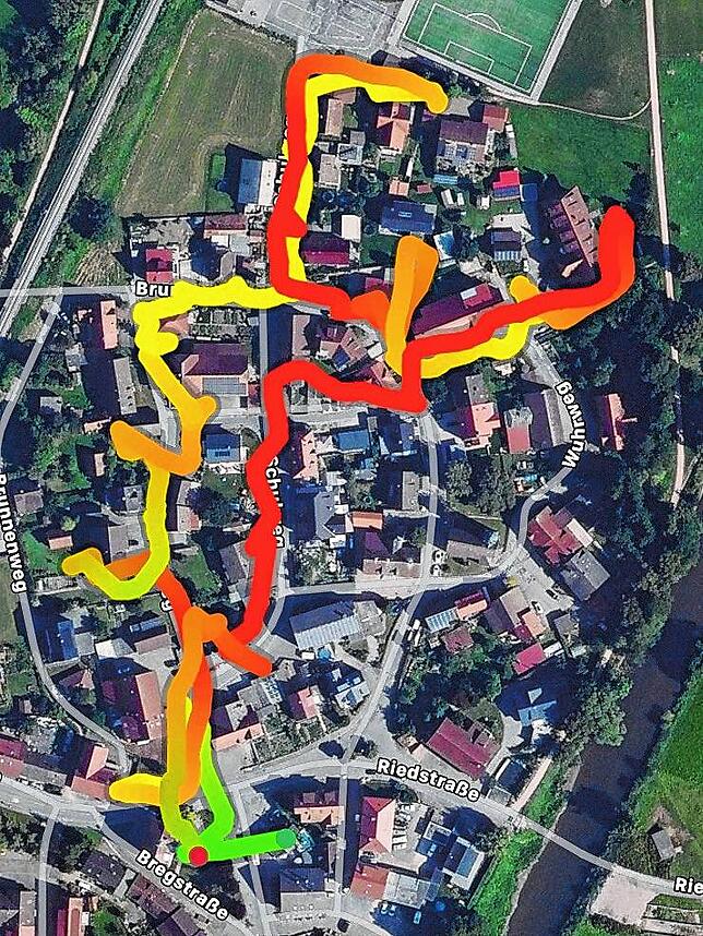 Die Aufzeichnungen einer Handy-App zeigen auf einem Satellitenbild von Allmendshofen die Wege auf, die OB Pauly bei seinem Rundgang ...