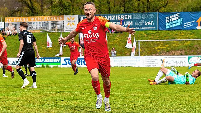 Traumfinale gesichert: Nikita Maul bejubelt sein Tor zum 4:0 beim 5:1-Sieg des Pokalverteidiger FC Tiengen 08 in Bad Bellingen. Gegner ...