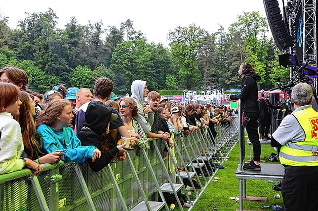 Bild 28: Strahlende Festival-Fans! Am ersten Nachmittag steigt die Stimmung