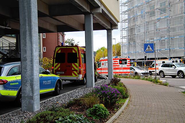 Einsatzfahrzeuge von Polizei, Feuerwehr und Rettungsdienst.