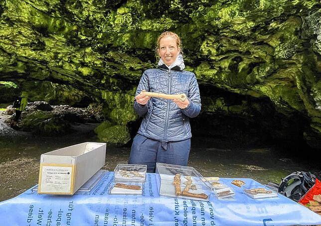 Die Schaffhauser Archäologin Amelie Alterauge präsentierte im Kesslerloch altsteinzeitliche Funde und Repliken.