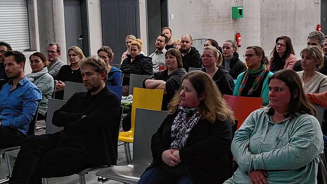 Rektor Felix Taubenmann (linkes Bild, links) überreicht dem Referenten Thorsten Rees zum Dank für seinen interessanten Vortrag einen ...