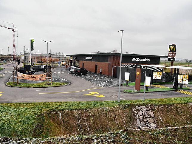 Im neuen Lottstetter Gewerbegebiet „Hinter der Kapelle“ tut sich ebenfalls einiges. Neben dem bereits eröffneten McDonalds‘s entstehen ...