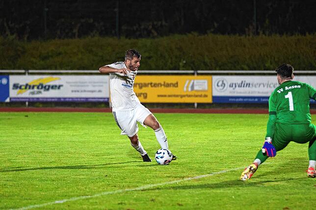 Locker umkurvt: Sandro Knab erzielte beim 6:3-Sieg des SV 08 Laufenburg gegen den SV Aasen den Treffer zur zwischenzeitlichen 2:1-Führung