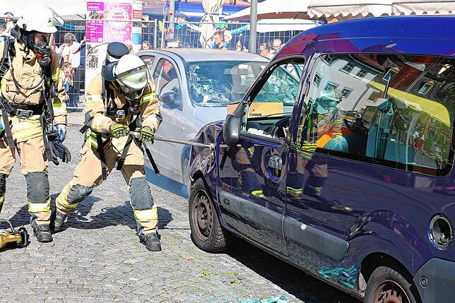 Bild 16: Die Feuerwehr Villingen demonstriert ihr Können bei der Hauptprobe