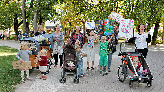 Etwa zehn Mamas und Papas mit ihren Kindern sind dem Aufruf von Maike Walpuski (linkes Bild, rechts) gefolgt und haben bei einem ...
