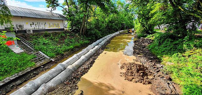 Bild 4: Bilder und Videos: Der Brigach-Damm steht und das Wasser fließt nun durch Betonrohre