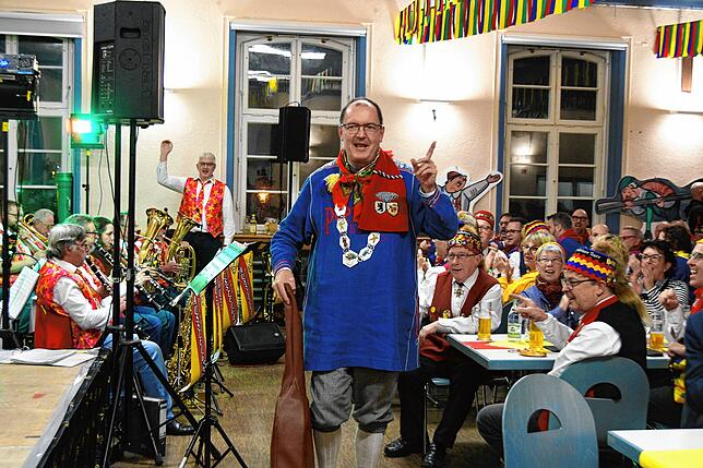 Bild 6: Jubiläumsbier und ein neuer Ehrengerstensafter: Bilder vom 44. Bieranstich in Gottmadingen