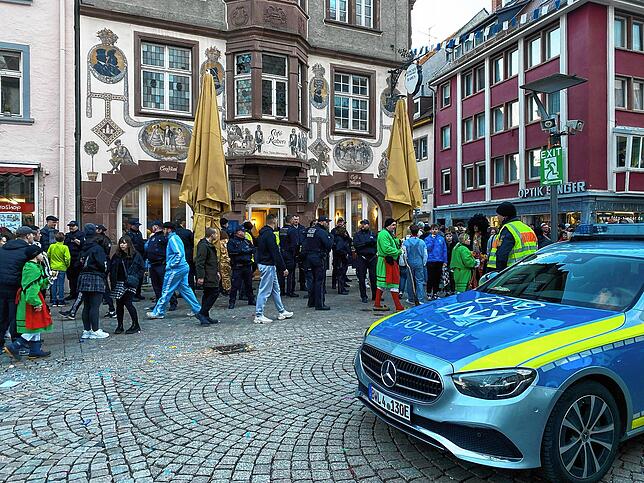 Zu einem Polizeieinsatz kommt es am frühen Abend nach Ende des Umzugs in der Oberen Straße vor dem Café Raben.