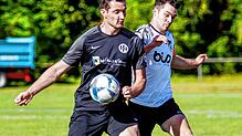 Mike Köhler, Spieler der SG Dauchingen/Weilersbach (links), und Mario Pekau im Kampf um den Ball.