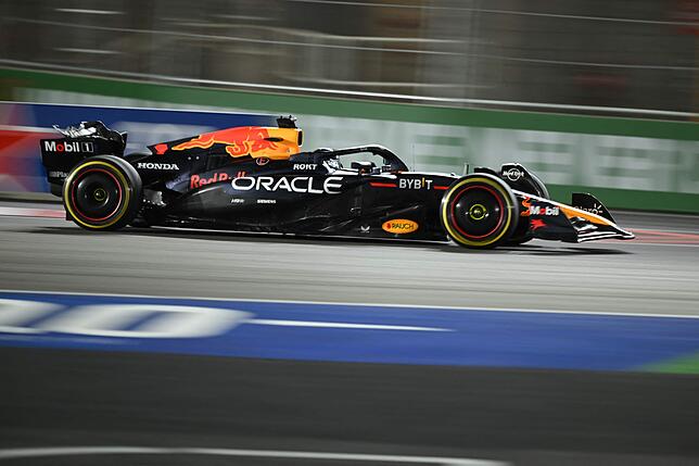 Max Verstappen in seinem Red-Bull-Boliden während dem Rennen in Las Vegas.
