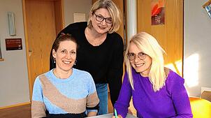 Irena Mohnkorn, Sabine Götz und Inge Schlenker bereiten den Geburtstagsabend der Frauenabende Atempause vor. Auf dem Bild fehlt ...