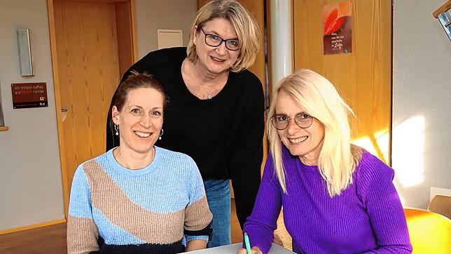 Irena Mohnkorn, Sabine Götz und Inge Schlenker bereiten den Geburtstagsabend der Frauenabende Atempause vor. Auf dem Bild fehlt ...