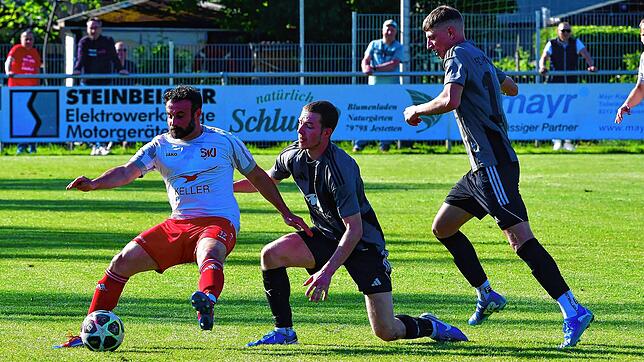 Mutmacher von der Bank: Routinier Marco Lohr, hier bedrängt von David Heuschen und Noel Zipfel (rechts), erzielte kurz vor Ablauf der ...