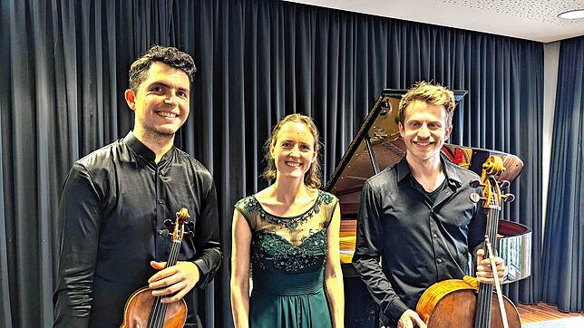 Mit Trio-Werken aus der Klassik und der Romantik begeisterten der Geiger Ryan Meehan, die Pianistin Gabriela Fahnenstiel und der Cellist ...