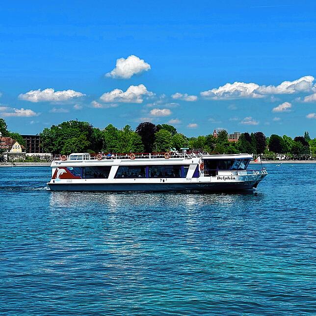 Ein gewohnter Anblick auf dem Bodensee: Das Motorschiff „Delphin“ fährt hier an Konstanz vorbei zurück nach Kreuzlingen.