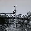 1976: Die Masten für die elektrischen Oberleitungen werden im Bahngraben in Radolfzell aufgestellt. Rechts muss eine Diesellok auf ihrer ...