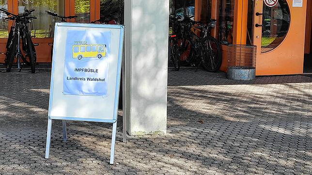 Zwei Demonstranten aus der Querdenker-Szene störten die Impfaktion vor der Rudolf-Eberle-Schule. Das Impfteam wich daher in die ...