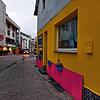 Das Haus Hauptstraße 22, das die FDP gelb-pink färben ließ, soll nun komplett abgerissen werden. Im rückwärtigen Bereich ist die Ruine ...