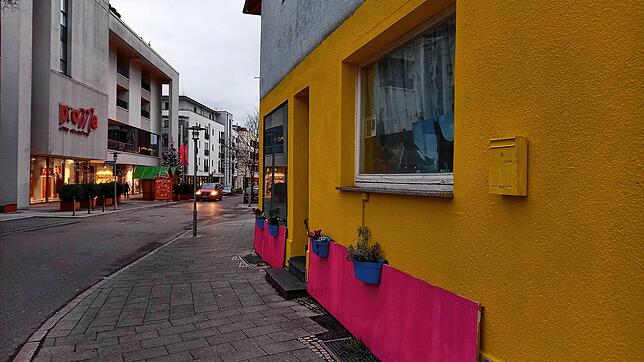 Das Haus Hauptstraße 22, das die FDP gelb-pink färben ließ, soll nun komplett abgerissen werden. Im rückwärtigen Bereich ist die Ruine ...
