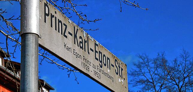 Ein Straßenschild weist den Weg in die Prinz-Karl-Egon-Straße.