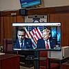 Rechtsanwalt Todd Blanche und der designierte US-Präsident Donald Trump, sind auf einem Fernsehbildschirm zu sehen ist, in einem ...