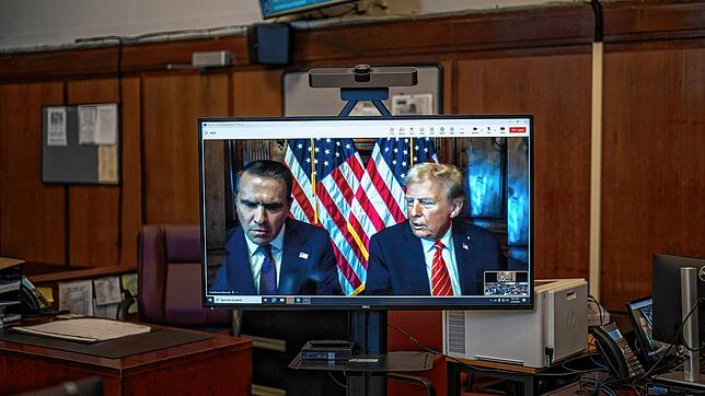 Rechtsanwalt Todd Blanche und der designierte US-Präsident Donald Trump, sind auf einem Fernsehbildschirm zu sehen ist, in einem ...