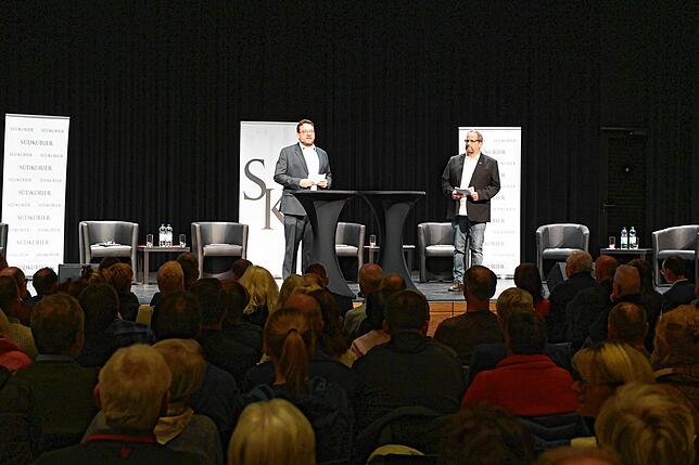Vor rund 400 Personen in der Stadthalle und weit mehr an den Bildschirmen moderieren Markus Baier (links) und Justus Obermeyer, die ...