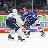 Die Schwenninger Wild Wings um Tylor Spink (rechts) verlieren gegen die Adler Mannheim mit 2:5 und ärgern sich über die Niederlage.