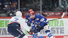 Die Schwenninger Wild Wings um Tylor Spink (rechts) verlieren gegen die Adler Mannheim mit 2:5 und ärgern sich über die Niederlage.