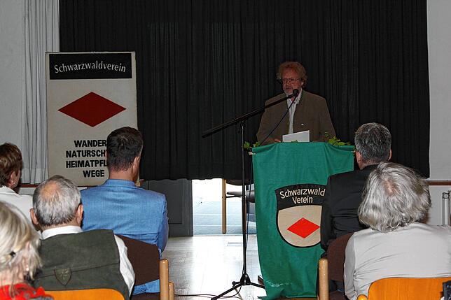 Der Vorsitzende Rainer Feudel bei seiner Rede in der Stadtscheuer.