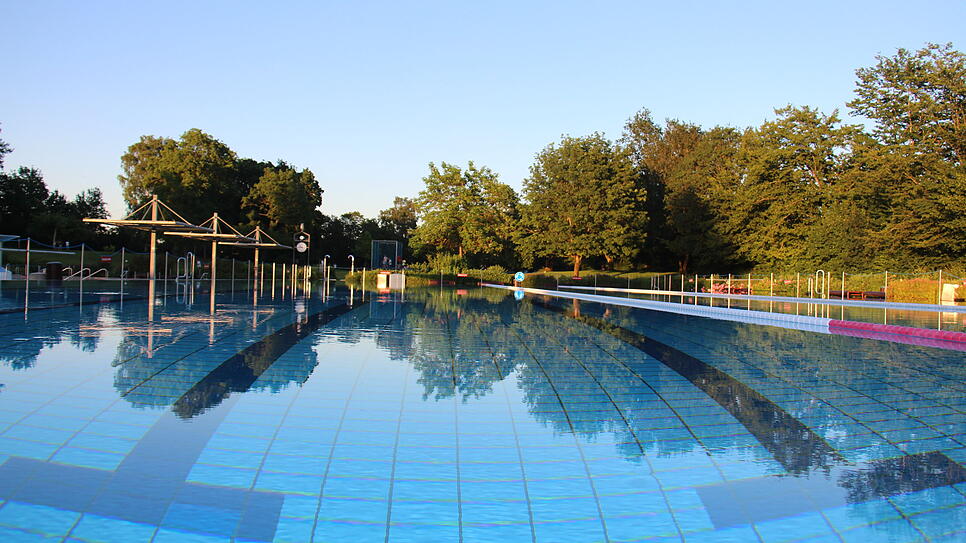 Schon kurz nach dem Triathlon ist im Schwimmbecken wieder Ruhe eingekehrt. Auf der Wiese des Schwimmbades ist dagegen noch einiges los.