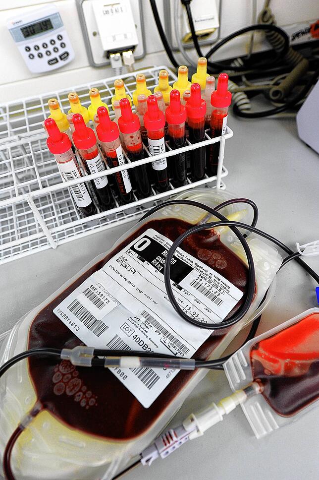 Blutspenden in der Blutspendezentrale der Uniklinik Freiburg.