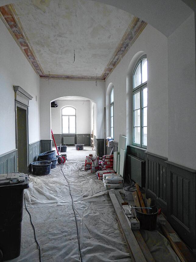 Im Wartebereich wurden die Decken restauriert, die Wände saniert und neue Fenster eingebaut. Der Boden folgt noch.