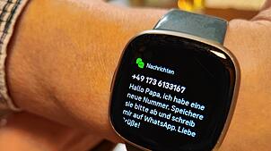 Die Betrüger werden immer einfallsreicher und nutzen alle Wege der Kommunikation. Hier eine Nachricht auf einem Smartphone via WhatsApp. ...