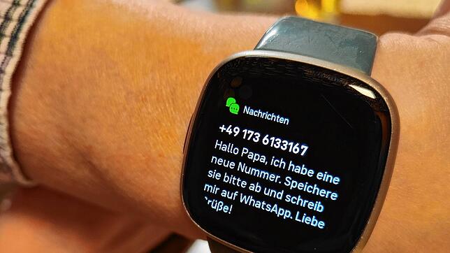Die Betrüger werden immer einfallsreicher und nutzen alle Wege der Kommunikation. Hier eine Nachricht auf einem Smartphone via WhatsApp. ...