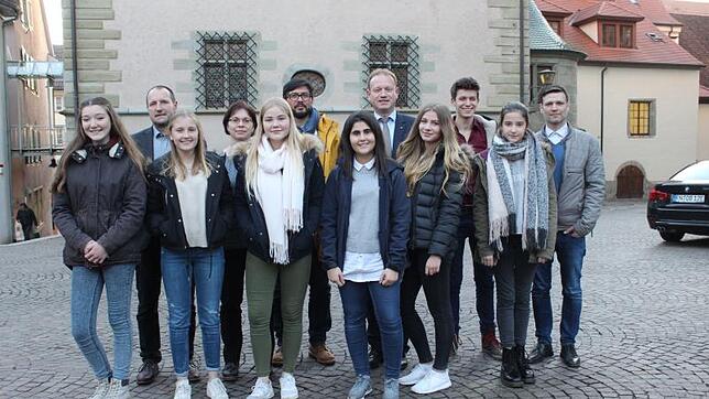 Eine Schüler-Delegation überbrachte dem Oberbürgermeister die Botschaft, dass sie bereit sind zur Gründung eines Jugendgemeinderats. ...