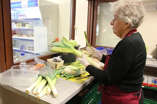 Unschöne Salatblätte werden entfernt und braune Stellen am Obst und Gemüse weggeschnitten. Katica Bacek ist eine der Mitarbeiterinnen, ...