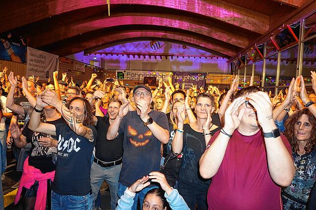 Bild 9: Barock serviert musikalisches Feuerwerk: Bilder der AC/DC Tribute Show in Unadingen