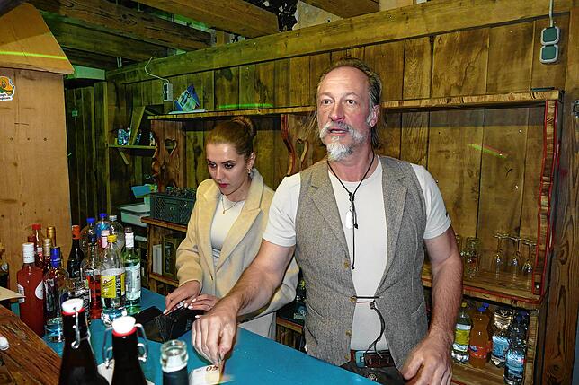Bild 21: Gäste feiern Après-Ski-Party im Gasthaus „Löwen“ zur Musik von DJ Aleks. Hüttengaudi ist ein Hit.