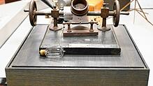 Den im Deutschen Phonomuseum in St. Georgen ausgestellte Edison Zinnfolien Phonograph baute die Edison Speaking Phonograph Company 1878 ...
